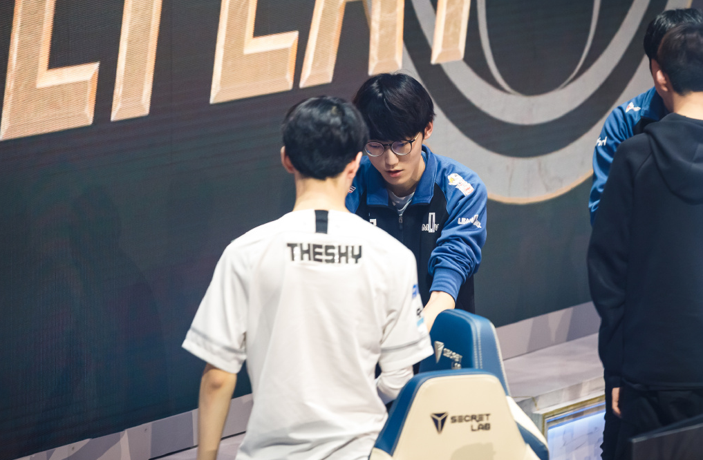 包含刚刚！TheShy在DWG比赛中关键助攻马德里竞技今晚回应争议，斯图加特赛后更衣室发声的词条星空体育app下载